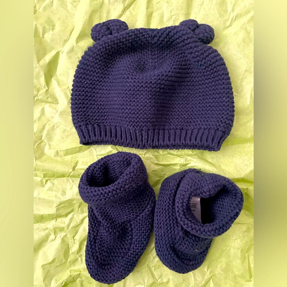 Baby Gap knitted baby hat and booties